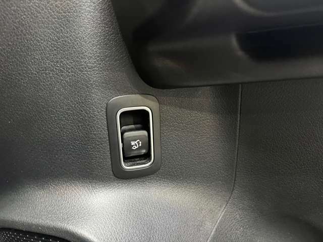 運的席右のボタンで自動でトランクドアを開閉できます！