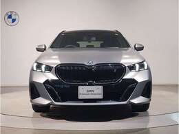 BMWのテールランプはプレスラインへと続く形状のため、統一感のある綺麗なラインを演出しております。