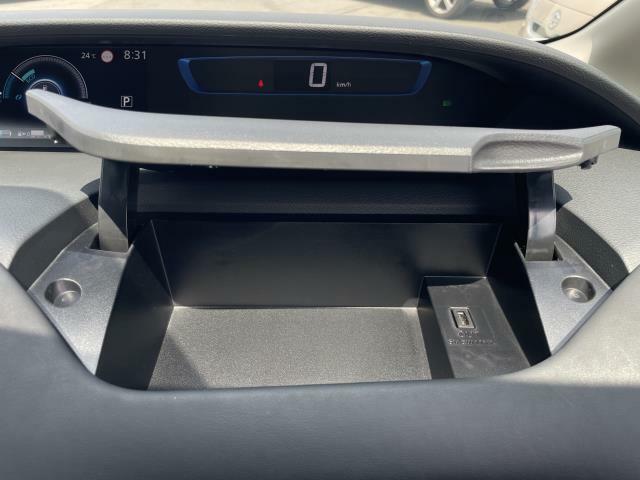 運転席側のアッパーボックス収納♪充電用USBポートが付いています♪