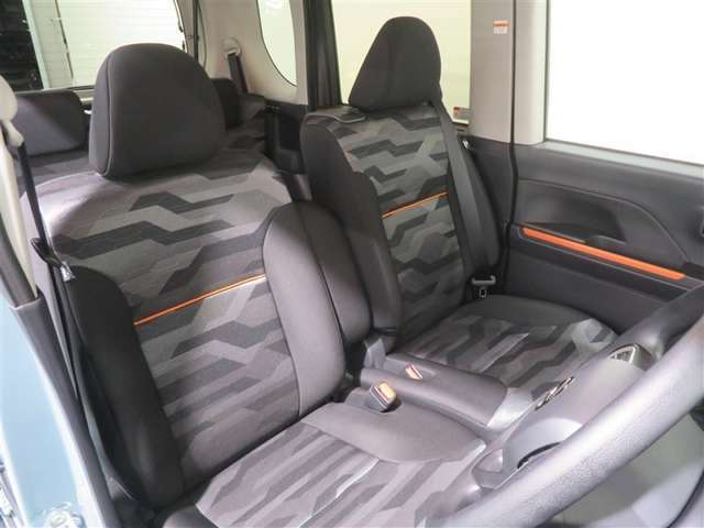 撥水加工を施したフルファブリックのシート表皮で、水がこぼれてもすぐに拭き取れます。