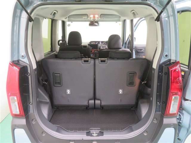 ラゲッジスペース（後席シート背面、デッキボード表面）は防水機能を備え、濡れたものをそのまま置くことができ、手入れも簡単です。