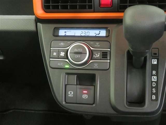 オートエアコン機能で、車内を自動的に、設定した温度に保ってくれます。