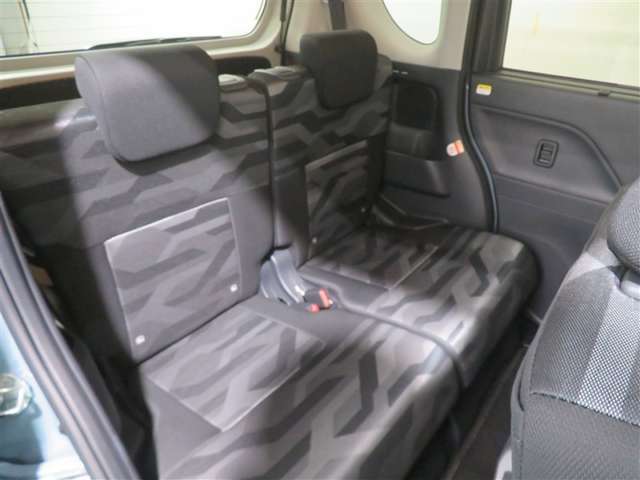 後列シートも足元のスペースに余裕があり、快適にお乗りいただけます♪