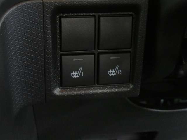 シート表面を直接温める「シートヒーター」で、寒い時期のドライブも快適です。