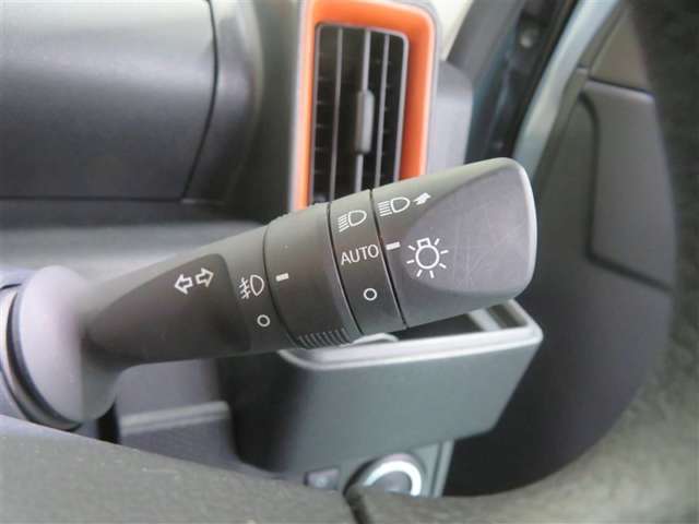 「オートライト」をONにすれば、暗い場所で自動的にヘッドライトが点灯します！