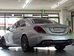 駐車位置検索を含むMercedes me connect搭載車！！　専門店ならではの1台！！　禁煙車　取説・記録簿付き　もちろん修復歴御座いません！！　外装色はメルセデスの象徴、鮮やかなイリジウムシルバー！！