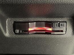 【ETC】有料道路を利用する際に料金所で停止することなく通過できる、ETC車載器（ノンストップ自動料金収受システム機器）が装備されています。セットアップを行うことで利用可能になります。