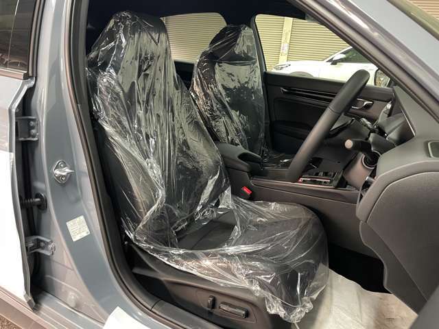 スポーティーな運転姿勢と爽快な視界を確保するために運転席のヒップポイントを低くもたせたしようとなります。