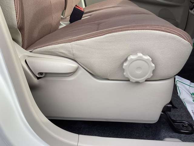 運転席にはシート座面の上下調整できるアジャスターダイヤル付き