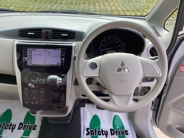 室内はブラック＆ベージュ内装です。