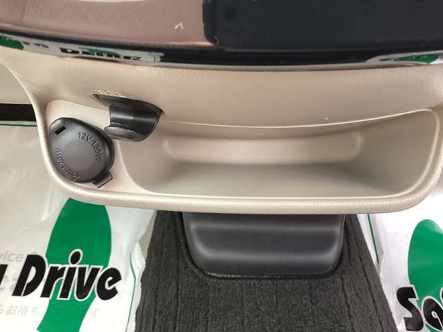 インパネ部下にシガーソケットあり　携帯の充電などにどうぞ！！