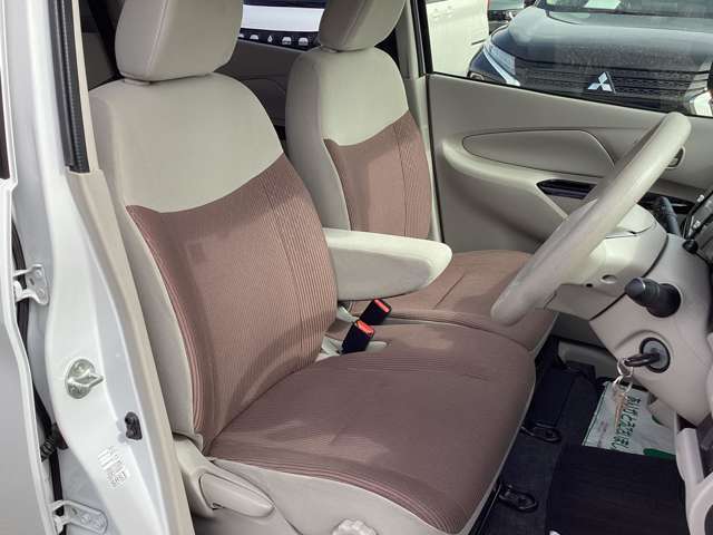 運転席と助手席の間に肘掛けがあります。