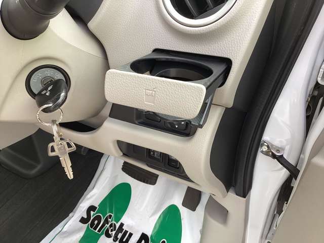 運転席側・助手席側にはそれぞれドリンクホルダーが装備されています。