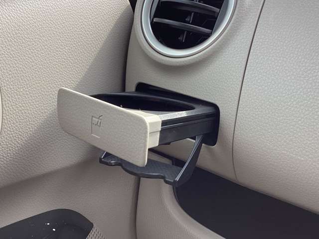 運転席側・助手席側にはそれぞれドリンクホルダーが装備されています。