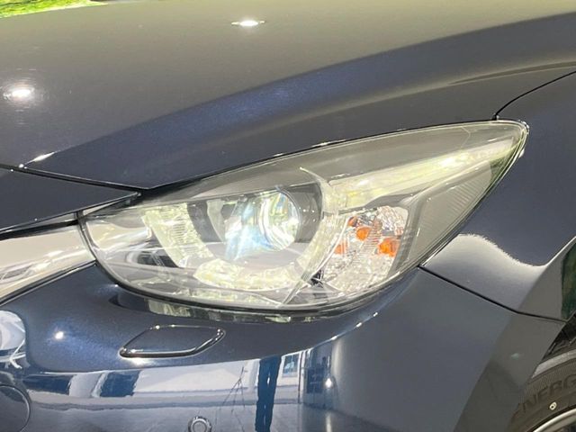 【LEDヘッドライト】悪天候や夜間走行時も良好な視界を確保し安心して運転できる高輝度LEDヘッドライトを装備！点灯速度が早く、消費電力も抑えられています。
