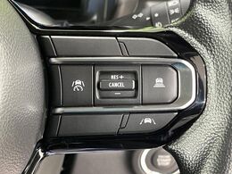 【アダプティブクルーズコントロール】高速道路での長距離走行が楽に！！自動で速度を保つクルーズコントロールが、衝突軽減システムと連携し、前方の車両を感知して車間を保つように速度調節してくれます！！