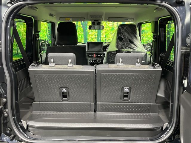 普段のお買い物や通勤、送迎等に十分な荷室スペースを確保しております。セカンドシートを倒すと、大きな荷物の積載も可能です♪