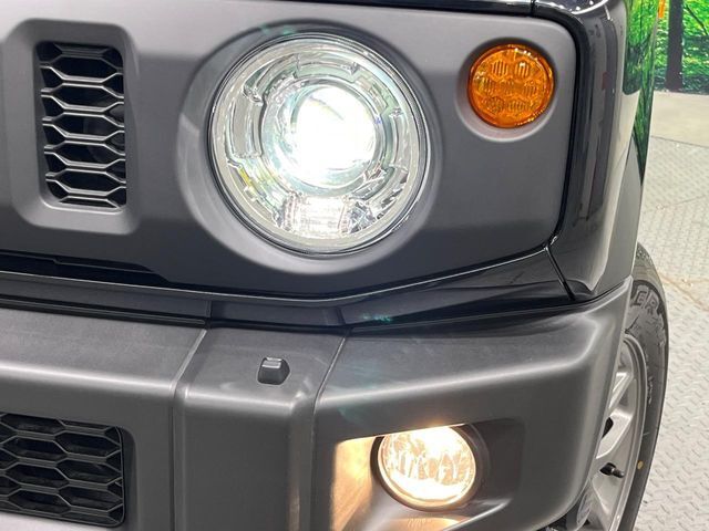 【LEDヘッドライト】悪天候や夜間走行時も良好な視界を確保し安心して運転できる高輝度LEDヘッドライトを装備！点灯速度が早く、消費電力も抑えられています。