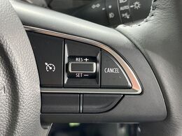 【クルーズコントロール】高速道路もラクラク走行。アクセルを離しても一定速度で走行ができ、長距離運転時の負担を軽減！加速・減速も簡単なスイッチ操作で調整できます。
