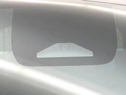 【トヨタセーフティセンス】走行中に前方の車両等を認識し、衝突しそうな時は警報とブレーキで衝突回避と被害軽減をアシスト。より安全にドライブをお楽しみいただけます。