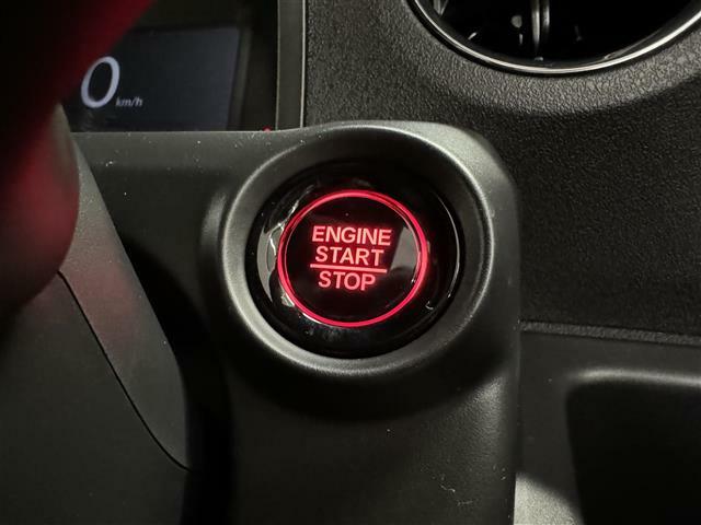 【プッシュスタート】スマートキーを持っているだけ、鍵を差し込むことなく、ボタンを押すだけでエンジン始動や停止を行うことができます。