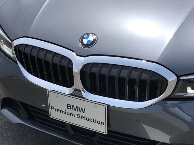 左右のキドニー・グリルの中心にはBMWのエンブレムが鎮座し、個性を放つデザイン性を兼ね備えました。