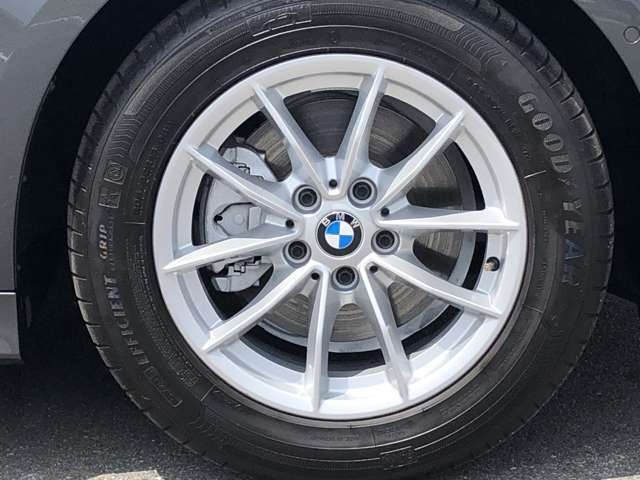 BMW純正16インチホイール。洗練されたデザインで、足元の個性を引き立てます。