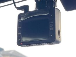 【ドライブレコーダー】安心・安全なカーライフに必須のドライブレコーダーを装備！走行中はもちろん、あおり運転や事故に遭遇した際の状況も映像で記録し、万一のリスクに備えます。