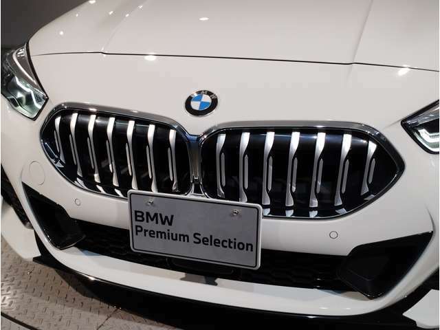 BMW代表的な特徴のキドニーグリル。BMWのすべてのモデルに採用され、BMWらしさを強調しております。