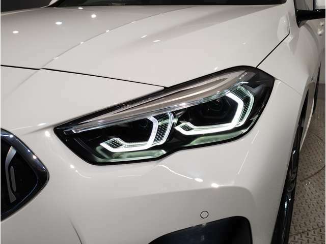 BMWの伝統の丸目4灯ヘッドライトでございます。LEDライトで視認性もよく明るく安全性の向上につながります。