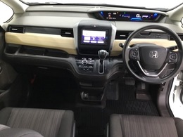 車内はチタニア抗菌防臭施工済です。インパネ周りはスタイリッシュなデザインで機能や装備も充実しています。グローブボックスやカップホルダーのほかにトレーなどたくさんの収納スペースが付いています。