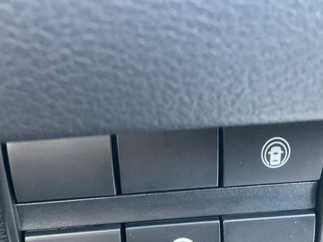 意図せず走行車線を逸脱しそうな場合、警報で知らせるとともに、車線逸脱防止支援システムが車線内に戻す方向に力を短時間発生させ、ドライバーがクルマを車線内に戻す操作を支援します。