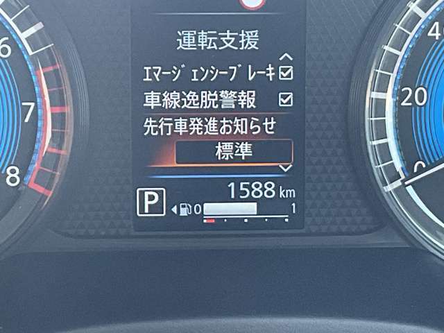 先行車が発進しても自車が停車し続けた場合に、ブザーとディスプレイ表示でお知らせします。