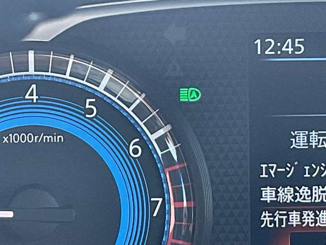 対向車や周囲の状況を判断してハイビーム/ロービームを自動で切り替えます。積極的にハイビームを使い、夜間でも安心して走行できます。