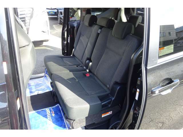 セカンドシートは3人乗っても余裕です！