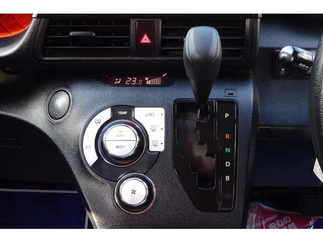 使いやすいオートエアコンとシフトレバーです！
