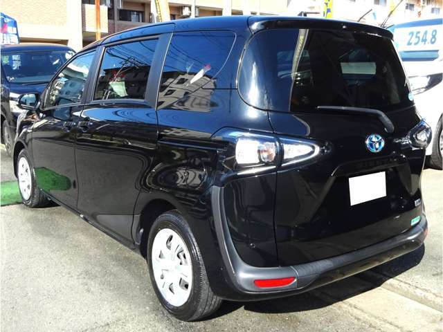 人気の7人乗りシエンタがお値打ち価格で登場です！経済的なハイブリットでお財布にも優しいお車です！お支払総額にて車検整備2年付に2年又は3万キロの無料保証付きで安心でお得です！！