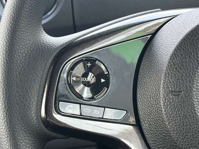 【ステアリングリモコン】ステアリングスイッチを使うことで「運転中電話に触れずに電話に出る」「カーオーディオを切り替える」「音量調節をする」といったハンズフリー操作を行うことができます！