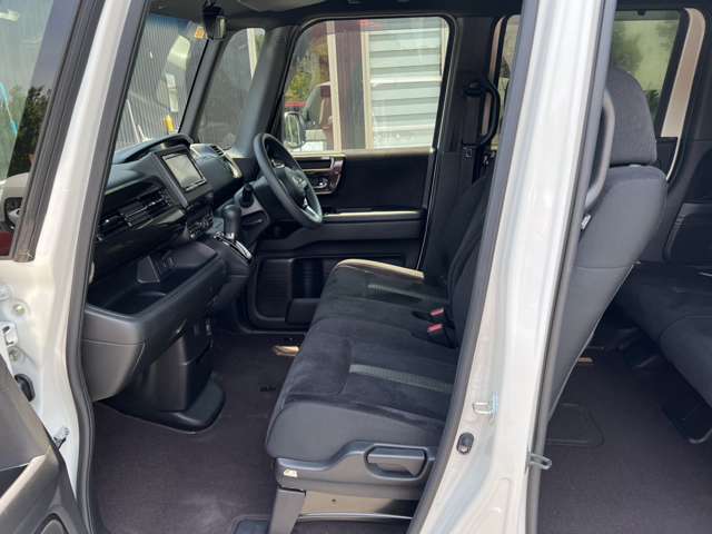 運転席側シート　使用感少なく綺麗です 運転席まわりには十分なスペースがあり、大柄な方でもゆったり運転していただける環境です内装程度良好です