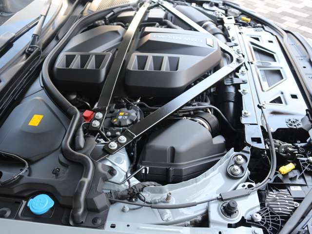 航空機エンジンの会社から始まったBMW社。自動車用エンジンにもそのノウハウが生かされ、今までに数々の名誉ある賞を受賞してきました。シルクのようと例えられる回転フィール、その真髄を是非ご体感下さい。