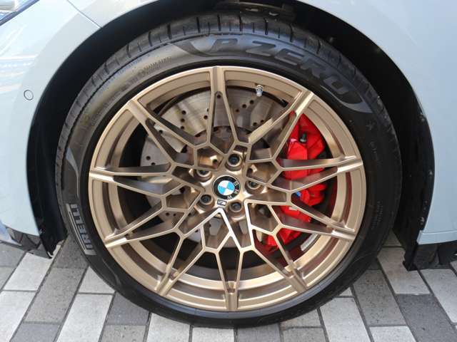 お洒落は脚元から、デザイン性の良いBMWのアロイホイールはクルマの雰囲気をよりスポーティに、よりエレガントに演出。もちろん強度も十分で安心。