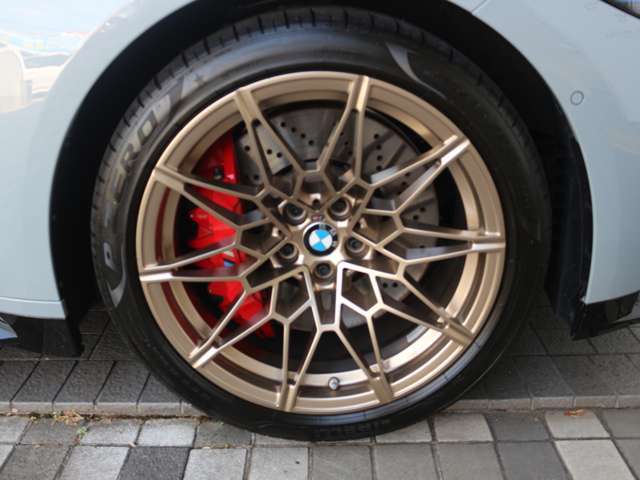 お洒落は脚元から、デザイン性の良いBMWのアロイホイールはクルマの雰囲気をよりスポーティに、よりエレガントに演出。もちろん強度も十分で安心。