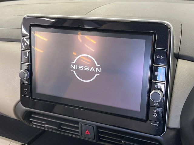 【メーカー純正ナビ】インテリアに溶け込むスタイリッシュな「専用設計」メーカーナビを装備♪視認性や操作性など基本性能にも優れ、より上質なカーライフをお楽しみいただけます。