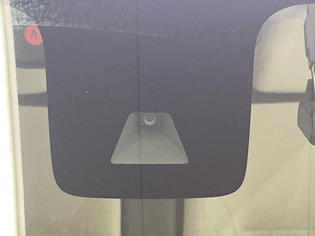 【エマージェンシーブレーキ】走行中に前方の車両等を認識し、衝突しそうな時は警報とブレーキで衝突回避と被害軽減をアシスト。より安全にドライブをお楽しみいただけます。