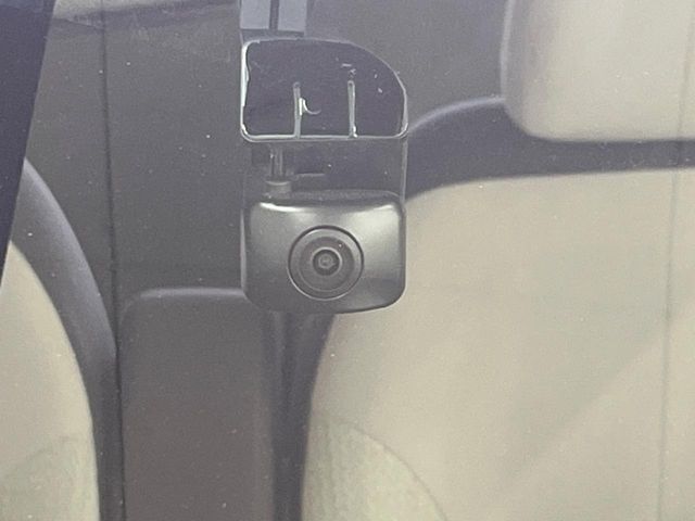 【ドライブレコーダー】安心・安全なカーライフに必須のドライブレコーダーを装備！走行中はもちろん、あおり運転や事故に遭遇した際の状況も映像で記録し、万一のリスクに備えます。