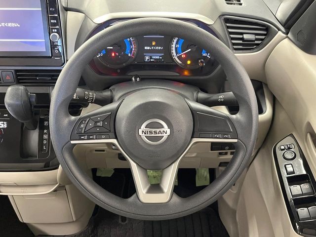 インテリアに合わせたデザインのステアリングは、運転される方のことも考え、運転しやすい形状、大きさです。是非一度、実際に触ってお確かめください。