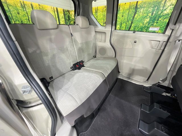 後部座席も気になるようなキズ・汚れやへたり等、大きなダメージはなく、良好な状態です。