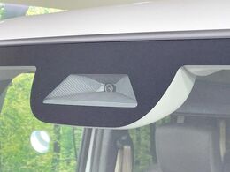 【ホンダセンシング】走行中に前方の車両等を認識し、衝突しそうな時は警報とブレーキで衝突回避と被害軽減をアシスト。より安全にドライブをお楽しみいただけます。