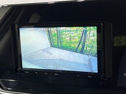【バックカメラ】駐車時に後方がリアルタイム映像で確認できます。大型商業施設や立体駐車場での駐車時や、夜間のバック時に大活躍！運転スキルに関わらず、今や必須となった装備のひとつです！
