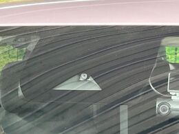 【エマージェンシーブレーキ】走行中に前方の車両等を認識し、衝突しそうな時は警報とブレーキで衝突回避と被害軽減をアシスト。より安全にドライブをお楽しみいただけます。
